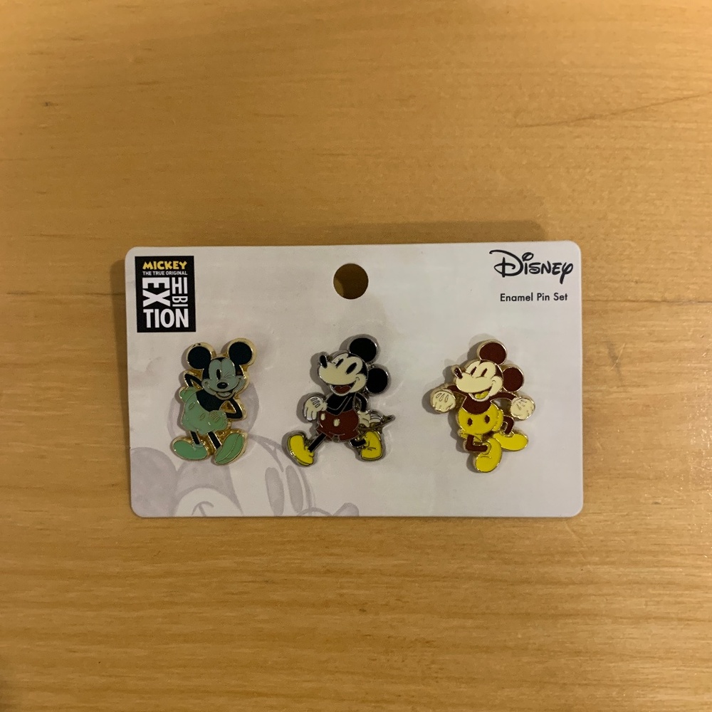 NEW Disney Mickey Exhibition pin set
